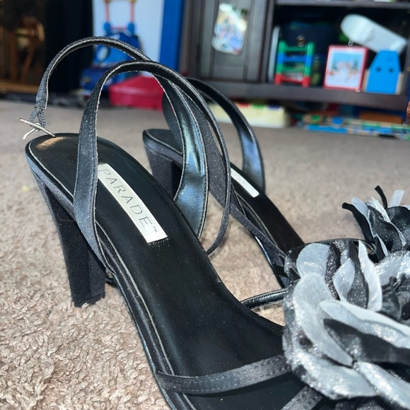 Parade black with flower - Picture 3 of 4